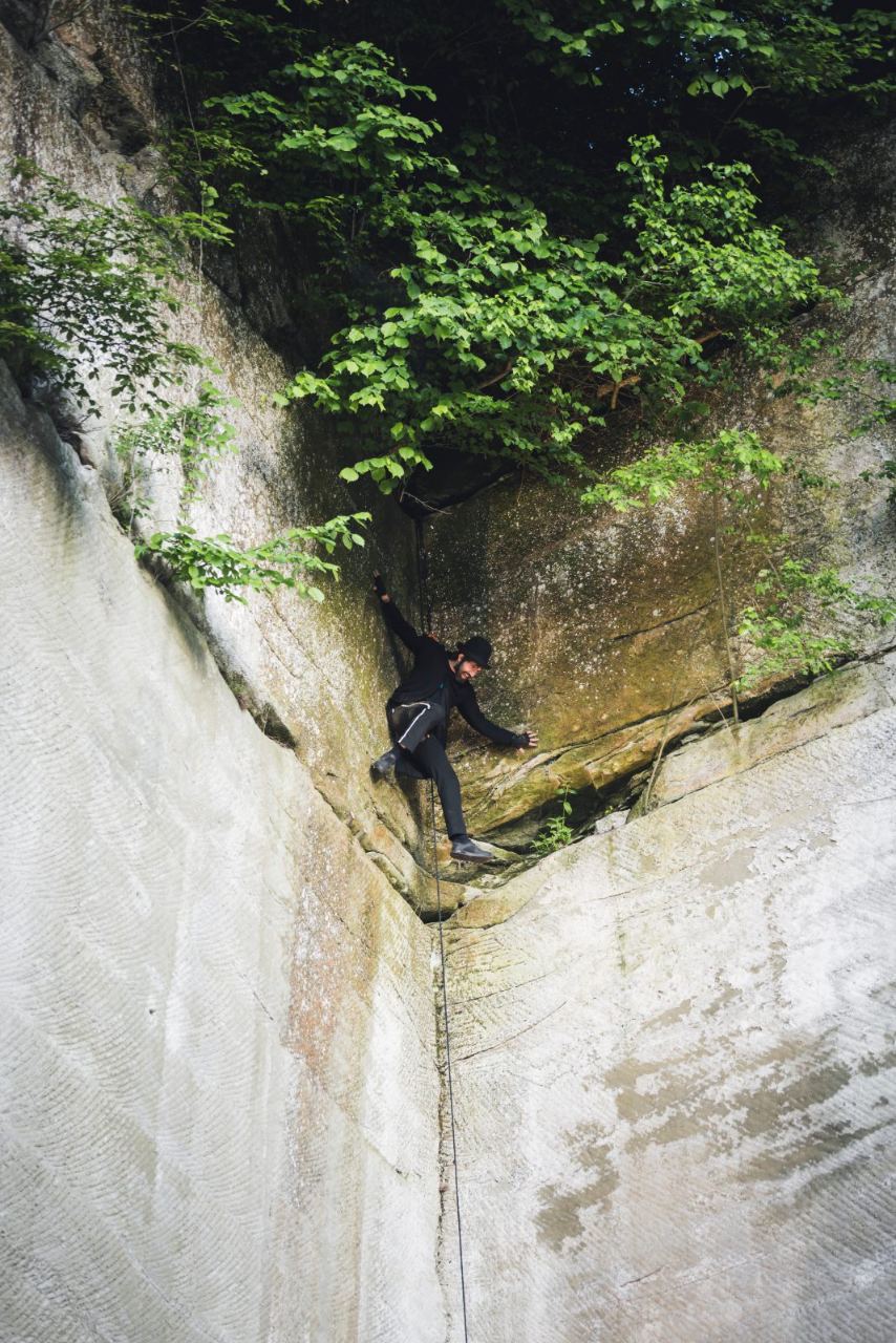 Kletterpartie an der Sandsteinwand